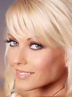 Jana Cova stimulates her wet pussy in the bedroom